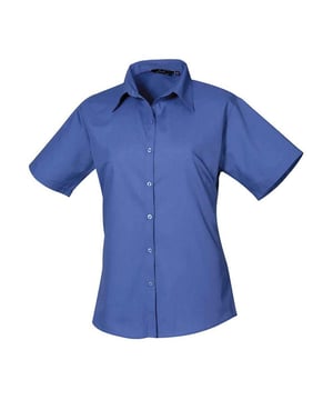 65% Polyester, 35% Katoenpopeline. Stof: Popeline. Ontwerp: Eenvoudig. Bevestiging: Knop. Halslijn: Collared. Hem: Gebogen. Mouwtype: Korte mouwen. Rugnaden, Bustenaden, Dubbel gevouwen naden, Onderhoudsvriendelijk, Geparelde knopen. Passend: Gemonteerd. Duurzaamheid: Amfori, BSCI, REACH, Sedex, WRAP Gecertificeerd.