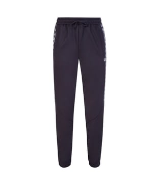 Fred Perry T3515 608 Tape Track pants Navy Blue Sweat Pants. Fred Perry Marineblaue Hose. 2 Seitentaschen, 54% Polyester, 46% Baumwolle. Kordelzug am Bund. Fred Perry-Logo an den Beinen. Stil-Code: T3515 608