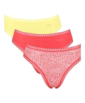 Dieser Mini-Slip im High-Leg-Design verbindet eine feminine Ästhetik mit hohem Tragekomfort. Der weiche Baumwollstretch sorgt für eine angenehme Passform und optimale Bewegungsfreiheit. Mit seinem niedrigen Taillenbund und dem hohen Beinausschnitt zaubert er eine elegante und schmeichelhafte Silhouette. Der elastische Bund mit eingewebtem Logo und das gewebte Label setzen stilvolle Akzente, während der spitzenbesetzte Saum für einen Hauch Romantik sorgt. Der praktische Dreierpack bietet eine Auswahl aus zwei unifarbenen Modellen und einem gemusterten Slip, perfekt für Abwechslung im Alltag. Diese Slips vereinen Komfort und Eleganz und sind ideal für Frauen, die Wert auf hochwertige Unterwäsche mit einem modischen Touch legen. Perfekt für jeden Tag, leicht zu kombinieren und angenehm zu tragen.