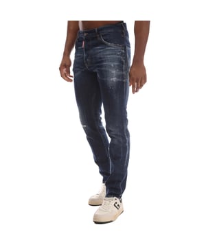 Heren DSquared2 CB Wash Cool Guy Jeans in blauw.- Knoopsluiting.- Vijf zakken.- Riemlussen.- Opgenaaid logolabel op de klep.- Opgenaaid leren label op de achterkant.- Distressed.- Verfspat details.- Slim fit.- 98% Katoen 2% Elastan.- Ref: S74LB1559470