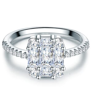 Are you looking for a special engagement ring? With this ring of the 1934 label, your loved one cannot resist! The glittering angular ensemble is sophisticated from different sizes of zirconia crystals in emerald and brilliant cut- an eye-catcher on the narrow, half-filled ring rail in memoire style. A rhodium line reliably protects the ring rail and versions made of high -gloss polished 925 silver. A stylish accessory that interprets the trendy geolook glamorous and remains a favorite even after the wedding!