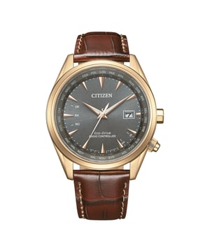 Diese Citizen Analoguhr für Männer ist das perfekte Zeitmessgerät zum Tragen oder Verschenken. Das goldene 42 mm runde Gehäuse kombiniert mit dem bequemen braunen Lederarmband sorgt dafür, dass Sie dieses atemberaubende Zeitmessgerät ohne Kompromisse genießen können. Angetrieben von einem hochwertigen Eco-Drive-Uhrwerk und wasserdicht bis 10 bar, wird Ihre Uhr weiterhin ticken. ECO-DRIVE - Eco-Drive ist eine 40-jährige Kerntechnologie von CITIZEN, die auch bei schwachem Licht Energie erzeugt und es Uhren ermöglicht, über sechs Monate hinweg im Dunkeln zu laufen. Diese Analoguhr verfügt über eine Kalenderfunktion: Datum, solarbetrieben, funkferngesteuert, leuchtende Zeiger und Weltzeit. Hochwertiges 21 cm langes und 21 mm breites braunes Lederarmband mit einer Faltschließe. Gehäusedurchmesser: 42 mm, Gehäusehöhe: 10 mm, Gehäusefarbe: Gold und Zifferblattfarbe: Grau.