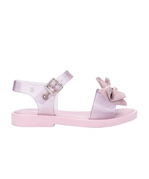 Soft soles, big smiles! The Mini Melissa Mar Sandal Sweet has a classic design that the tiniest M lovers can't get enough of, now back with an even more lightweight feel thanks to its Grenflex insole. The bow on the upper adds a romantic touch that will have your little in the high ranks of fashion!