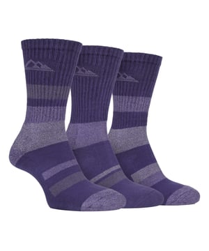 Als je op zoek bent naar een laarzensok die lichtgewicht, comfortabel en geschikt is voor de zomer, dan zijn deze 3-pack Storm Bloc laarzensokken een geweldig item overwegen. Ze zijn gemaakt van een natuurlijk katoen dat zorgt voor extra comfort. Ook zijn deze sokken licht van gewicht waardoor je flexibiliteit in je voeten hebt, maar deze sokken zijn zo ontworpen dat je je toch gesteund voelt. Door de geribbelde pijpen zitten deze sokken goed vast en bieden ze extra ondersteuning. Met de gedempte badstof voet kun je trekken op terreinen die normaal gesproken oncomfortabel zijn, wat extra bescherming biedt aan de hiel en de voet. Dit betekent ook minder kans op het ontwikkelen van blaren op de bovenkant van de voet, waardoor je wordt beschermd tegen de ergste nachtmerrie van een buitenganger. Deze bootsokken met het merk Storm Bloc zijn verkrijgbaar in 3 kleuren, waaronder zwart, antracietroze en paars. Ze zijn een maat 37-42 EU en zijn gemaakt van 76% katoen 22% polyester 2% elastaan. Ze worden geleverd in een verpakking van 3 paar en zijn machinewasbaar.
