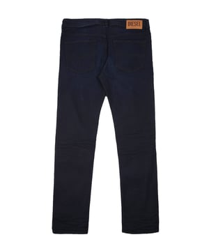 Sirviendo a los amantes del denim desde 1978, Diesel presenta los Buster X Jeans, un par de jeans versátiles con una silueta cómoda, cortados en un ajuste cónico con una cintura de altura media. Esta versión está elaborada con una mezcla de denim de algodón elástico y lyocell con un sutil desvanecido. Presenta una cintura con trabillas para cinturón, cierre de botón y un clásico diseño de cinco bolsillos. Terminado con la icónica marca Diesel. -Ajuste Cónico -Denim de Algodón Elástico y Lyocell -Cintura con Trabillas -Cierre de Botón -Diseño de Cinco Bolsillos -Marca Diesel