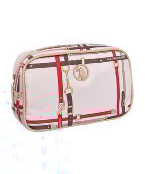 Neceser U.S. POLO ASSN.
Sintético.
Cierre con cremallera.
Interior frontal: Un bolsillo abierto.
Interior trasero: Un bolsillo con cremallera.
Forro interior con estampado de la marca.
Logo de la marca en el frontal.
Costuras vistas a tono.
 Medidas: 23x14,5x8cm
 Composición: 70% Poliéster, 30% Poliuretano
 Cuidados:
Limpiar con un paño húmedo.