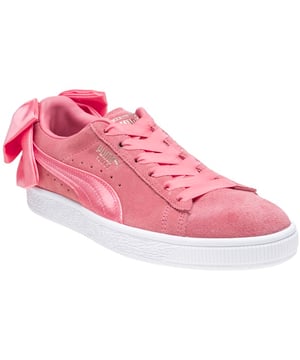 Der Basket Bow, ein Damen-Sportschuh der ikonischen Marke Puma, ist eine moderne und elegante Version eines klassischen Sportschuhs und wird Ihr Held der neuen Saison sein. Der gewagte Sneaker aus zuckersüßem rosa Wildleder in Retroform ist mit luxuriösen Bandschnürsenkeln und einer übergroßen Schleife an der Ferse verziert, die für ein verspieltes und modisches Finish sorgen.