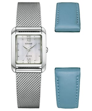 Diese Citizen Analog-Uhr für Damen ist das perfekte Zeitmessgerät zum Tragen oder Verschenken. Das silberne rechteckige Gehäuse in Kombination mit dem bequemen Armband aus silbernem Edelstahl sorgt dafür, dass Sie dieses atemberaubende Schmuckstück ohne Kompromisse genießen können. Angetrieben von einem hochwertigen Eco-Drive-Uhrwerk und wasserdicht bis 5 bar, wird Ihre Uhr zuverlässig weiterlaufen. Diese hochwertige Uhr verfügt über eine Eco-Drive-Technologie (aufgeladen durch jede Lichtquelle; kein Batteriewechsel nötig) und kommt mit einem wechselbaren Band: ECOPET®-Band / Blau - Die Uhr hat eine Kalenderfunktion: Solarbetrieben, , , , Hochwertiges 19 cm langes und 15 mm breites Armband aus silbernem Edelstahl mit einem Klappverschluss. Gehäusedurchmesser: mm, Gehäusedicke: 7 mm, Gehäusefarbe: Silber und Ziffernblattfarbe: Silber.