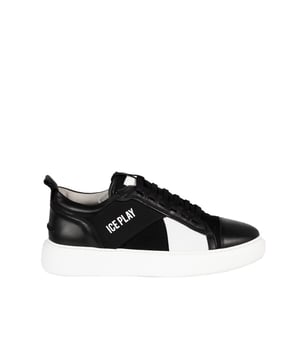 Atadas con cordones, estos zapatos proporcionan un ajuste perfecto al pie, lo que los hace cómodos para el uso diario, mientras que son elegantes y chic al mismo tiempo.

La punta redondeada les añade un aspecto clásico que nunca pasa de moda, al mismo tiempo que asegura comodidad durante todo el día.

En la lengüeta y en los laterales, el nombre de la marca se destaca de manera sutil, enfatizando su exclusividad y alta calidad, lo que sin duda atraerá miradas y añadirá prestigio a cualquier atuendo.

La suela con logo no solo proporciona excelente agarre y estabilidad, sino que también es un detalle distintivo que resalta el cuidado por los detalles y la singularidad del producto.

Hechos de cuero natural de alta calidad y tela, estos zapatos combinan durabilidad, comodidad y elegancia, lo que los convierte en la opción ideal para diversas ocasiones, desde paseos cotidianos hasta eventos más formales.

Empaquetados en una caja de la marca, estos zapatos están listos para ser entregados como un elegante regalo que seguramente encantará a cualquier amante del buen estilo y la alta calidad de fabricación.