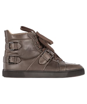 VINTAGE, UVP WIE NEU  
Die Christian Louboutin Mickael Flat High Top Sneakers aus braunem Leder sind eine stilvolle und ausgefallene Wahl mit ihren einzigartigen Designelementen. Diese Sneakers verfügen über Schnallen-Details, die dem klassischen High-Top-Stil eine gewisse Schärfe verleihen. Die tonalen Schnürsenkel tragen zu einem harmonischen und eleganten Gesamtbild bei.  

Wie bei vielen Designs von Christian Louboutin sind diese Sneakers mit den ikonischen roten Sohlen versehen, was einen charakteristischen Hauch von Luxus und Stil verleiht. Die Kombination aus braunem Leder, Schnallenakzenten und den berühmten roten Sohlen macht diese Sneakers zu einer auffälligen und modischen Wahl.  

Mit Box, Staubbeutel  

Christian Louboutin Mickael Flat High Top Sneakers aus braunem Leder  
Zustand: gut  
Abnutzungsspuren: Mit Box enthalten. Keine sichtbaren Abnutzungsspuren. Keine Markierung an der Innensohle. Sehr leichte Markierung an den Sohlen.  
Verpackung: Box, Staubbeutel  
Farbe: Braun  
Material: Leder | Leder  
Größe: EU40/US7  
Maße: Absatzhöhe: 25; Innensohlenlänge: 320  
SKU: MRPPUGBSH400177M