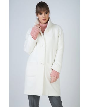 Acogedor abrigo con botones y bolsillos de Conquista Fashion en tejido sostenible de punto elástico. Nuestra modelo mide 176 cm y lleva la talla 36/S. Fabricado en Grecia.
