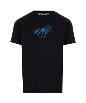Blijf stijlvol met dit Off-White Slim Fit T-shirt. Dit T-shirt heeft een iconisch logo op de borst en zal zeker een gespreksstarter zijn. Pronk met je unieke stijl!, Iconisch logo op de voorkant, Effen achterkant, Gebroken wit zwart T-shirt, Slim fit, 100% katoen, Gemaakt in Portugal, Ronde hals, Streetwear, Korte mouwen, Zwart T-shirt
