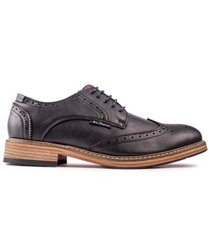 Mantenlo fresco y clásico con estos elegantes pero robustos. Zapatos negros Ben Sherman Triumph Brogue. Con una parte superior premium. suela interior de marca. Detalles brogue y suela texturizada para mayor agarre. Este par seguramente se convertirá en su nuevo elemento básico para ocasiones elegantes y salidas nocturnas en la ciudad.