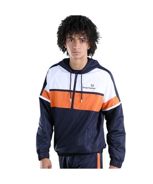Jacke Sergio Tacchini Niels Herren Blau Polyester. Authentisches Stadtbekleidungsstück der Marke Sergio Tacchini - Streetwear/Sportbekleidungsdesign von Sergio Tacchini - Sergio Tacchini für Herren, modisch und perfekt für den Alltag - Die blaue Jacke Sergio Tacchini lässt sich perfekt mit dem Rest Ihrer Garderobe kombinieren - komfortables Polyester-Material - klassisch - Niels -