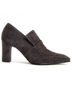 Absatzschuh für Damen. Bequeme Passform. Gepolsterte Innensohle aus Naturleder. Hergestellt von anderen Marken für unsere Marke. Ungefähre Maße: 8 cm Absatz.