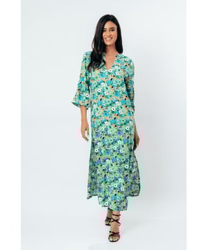 Deze zomerjurk in kaftanstijl met bloemenprint is gemaakt van geweven viscose. Het heeft een mandarijnkraag en een V-halslijn. De mouwen zijn lang met ruches aan de manchetten. De zoom heeft grote zijsplitten. Deze jurk heeft een lang, los, recht silhouet.
