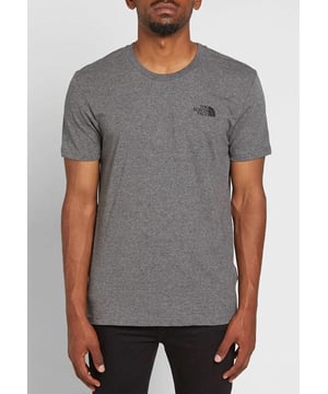 Heren 'simple Dome' T-shirt van The North Face. Gemaakt van zacht puur katoen. Het klassieke T-shirt heeft een geribbelde ronde hals, korte mouwen en een rechte zoom. Compleet met een The North Face-logo op de borst en achterkant. Geweven merklabel aan de zoom.