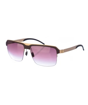 Gafas de sol con montura de metal.
Color Dorado-marrón
Forma rectangular.
Lentes de color Marrón Degradado
Patillas de fino acero extremadamente flexible de solo 0,5 mm de grosor, acabadas en acetato.
100% Protección UV. 
Cristales antirreflejo. 

Medidas:
 Alto lente: 45mm. Ancho lente:59 mm. Puente: 15 mm. Patillas: 140 mm.

Limpiar las gafas con agua y jabón.
- No utilice paños sucios o abrasivos, que puedan alterar las características de los filtros.
- Utilice solo accesorios y repuestos originales.

Incluye: Todos nuestros productos se envían en el interior de su estuche original.