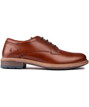 El zapato con cordones Julian para hombre de Hush Puppies está confeccionado con una parte superior de cuero de calidad con un cuello acolchado sutil para mayor comodidad. Este elegante zapato es perfecto para usar durante todo el día y una apariencia elegante. Su suave y acogedor forro de microfibra en combinación con su plantilla de espuma de PU moldeada permite un ajuste seguro.