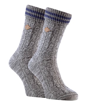 Farah 1920 Cable Knit Cuffed Boot Socks Un par de calcetines cómodos y con estilo es una parte esencial de cualquier conjunto. Estos calcetines de punto Farah 1920 son una gran elección para su colección, ya que vienen en una variedad de colores con un hilo de algodón grueso, con una costilla de punto de cable que se ven muy bien con moleskin formal o pantalones de tweed resistentes. Estos calcetines tienen un 76% de algodón, lo que significa que son ricos en algodón, lo que hace que estos calcetines sean muy cómodos y suaves para el pie, al tiempo que ofrecen los beneficios asociados al uso de calcetines de algodón. Tienen la icónica "F" de Farah bordada en los calcetines en una lengüeta cosida con el logotipo. Todas las opciones de color tienen una banda de contraste de 2 rayas en la parte superior del calcetín alrededor del puño elástico. También tienen un puño de canalé seguro, que añade un estilo clásico a los calcetines y los mantiene seguros alrededor de las piernas para evitar que se deslicen hacia abajo. Gracias a su grueso tejido de punto de algodón por cable y a su ligera sujeción, estos calcetines son ideales para llevar con ropa informal o con botas de moda. Esto se debe a que se ajustan más cómodamente a las botas, más que los calcetines finos de algodón normales. También son gruesos, por lo que son ideales como calcetines de vestir en invierno, cuando los calcetines de vestir habituales no sirven. Cualquiera que busque un par de calcetines cómodos y a la moda en un solo paquete los encontrará con estos calcetines. Disponibles en un paquete de 2 pares, están disponibles en 3 colores. Son de la talla 6-11 UK 7-12 US 39-45 EUR para hombre y la composición del material es 76% Algodón, 23% Poliéster, 1% Elastano Detalles adicionales del producto - Paquete de 2 pares - Con la marca Farah - Calcetines de bota - Punto por cable - Algodón - 6-11 UK 7-12 US 39-45 EUR - Puño / parte superior giratorios - 76% Algodón, 23% Poliéster, 1% Elastano - Lavables a máquina.