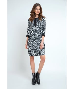 Vestido de saco con estampado animal de Conquista Fashion en tejido sostenible de punto elástico. Nuestra modelo mide 176 cm y lleva la talla 36/S. Fabricado en Grecia.