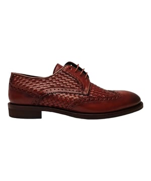 Zapato derby con detalle de trenzado y costuras en toda su superficie, con cierre de cordones. Cuenta con una cómoda suela y una planta antideslizante.