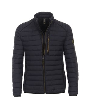 Deze gewatteerde jas van Casamoda is een elegante en functionele jas voor koelere dagen. Het is gemaakt van hoogwaardige materialen en heeft een anti-allergische Sorona-vulling, die zorgt voor optimale warmte-isolatie. De water- en windafstotende eigenschappen van de jas beschermen je tegen de elementen. De jas kan worden gesloten met een doorlopende ritssluiting en een opstaande kraag. Je waardevolle spullen kun je veilig opbergen in de zijzakken met ritssluiting en de borstzak met ritssluiting. De nauwsluitende manchetten aan de mouwen zorgen voor een goede pasvorm. De jas heeft een normale pasvorm, wat zorgt voor een comfortabele pasvorm. Hij is verkrijgbaar in verschillende kleuren en maten en kan op allerlei manieren worden gecombineerd. Dit gewatteerde jack van Casamoda is een elegant en functioneel jack voor elke man.