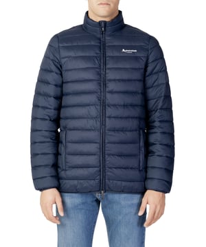 Aquascutum London Logo Marineblaue Aktive Jacke. Diese Aquascutum Navy Blue Jacke verfügt über ein Markenlogo auf der Brust. Der Stoff bietet hervorragende Wärme. Zentraler Reißverschluss, Reißverschlusstaschen, normale Passform. Markenlogo auf der Brust, wattierte Jacke. Leichter Mantel, Füllung: 100% Polyester, Futter: 100% Polyamid. Style Code: JK003 11