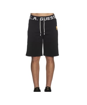 Bermuda Guess Classic Logo Herren Schwarz Polyester. Authentische Bekleidung der Marke Guess - Streetwear/Sportswear Design von Guess - Guess für Herren Fashion, perfekt für den Alltag - Schwarze Guess Bermuda lässt sich ideal mit dem Rest Ihrer Garderobe kombinieren - bequeme Polyesterqualität - klassisch - Classic Logo -