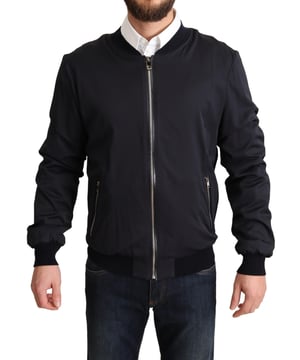 Absolut atemberaubende 100% authentische, brandneue Jacke mit Etikett von Dolce & Gabbana  
Modell: Bomberjacke  
Farbe: Dunkelblau  
Voller Reißverschluss  
Zwei Außentaschen mit Reißverschluss  
Logo-Details  
Hergestellt in Italien  
Material: 95% Seide, 5% Schafwolle  
