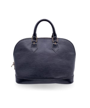 VINTAGE, UVP WIE NEU  
Genießen Sie die zeitlose Eleganz der Louis Vuitton Vintage Black Epi Leather Alma Satchel Top Handle Bag, ein wahres Symbol für Luxus und Handwerkskunst. Produziert in Frankreich zwischen 1990 und 1999, bleibt dieses Alma-Modell ein klassischer Favorit für diejenigen, die beständigen Stil und tadellose Qualität zu schätzen wissen. Die Tasche besteht aus strapazierfähigem schwarzem Epi-Leder, das durch sein solides Muster einen eleganten, raffinierten Look verleiht, der zu jedem Anlass passt. Die einzigartige Textur des Epi-Leders fällt nicht nur visuell auf, sondern sorgt auch für eine langfristige Haltbarkeit. Diese mittelgroße Tragetasche verfügt über einen Reißverschluss für eine sichere Aufbewahrung und ein mit Stoff gefüttertes Innenleben, das mit internen Fächern für zusätzliche Organisation ausgestattet ist. In B - SEHR GUTER ZUSTAND Zustandsbewertung: B - SEHR GUTER ZUSTAND Zustandsdetails: Sanft gebraucht. Vorhängeschloss und Schlüssel fehlen. Einige Gebrauchsspuren an den unteren Ecken. Einige normale Gebrauchsspuren am Beschlag. Einige Gebrauchsspuren an der Innenauskleidung. Bitte überprüfen Sie die Fotos sorgfältig und fragen Sie, wenn Sie weitere Details benötigen oder Zweifel haben. Maße (cm): Tiefe: 15,2 Höhe: 24,1 Länge: 31,8 Weitere Details: Staubbeutel? Nein Schlüssel? Nein Box? Nein Maße: Breite: 152 mm Länge: 318 mm Höhe: 241 mm