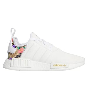 Kom in beweging met de frisse look van deze Adidas NMD R1 sportschoenen. Ze zijn gemaakt om je wandeluren te vullen met totale comford en een extra dosis stijl. De opvallende middenzool geeft elke stap een energiek gevoel! De kenmerkende NMD plugf eren het verleden, maar de gebloemde dierenprint is helemaal van nu.