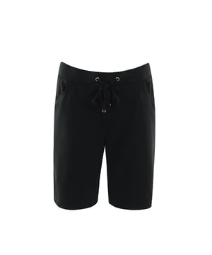 Bequeme kurze Freizeithose von der Marke hajo - Joy of Life. Angenehm weicher Material-Mix - bügelfrei, atmungsaktiv und hautsympathisch. Einschubtaschen und Kordelzug.