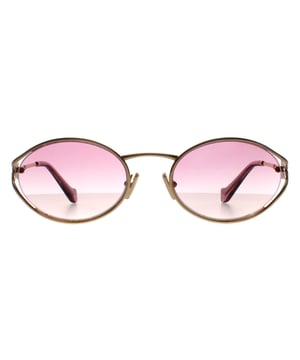 Die Miu Miu MU52YS 5AK06S goldbraune Sonnenbrille mit violettem Farbverlauf ist eine atemberaubende Verschmelzung von zeitgenÃ¶ssischem Stil und zeitlosem Luxus. Diese Sonnenbrille verfÃ¼gt Ã¼ber einen markanten ovalen Rahmen, der sorgfÃ¤ltig aus hochwertigem Acetat fÃ¼r ein leichtes und langlebiges Finish gefertigt wurde. Die GlÃ¤ser bieten einen hervorragenden UV-Schutz und sorgen dafÃ¼r, dass Ihre Augen gut geschÃ¼tzt sind und gleichzeitig Raffinesse ausstrahlen. Die MU52YS Sonnenbrille ist mit dem kultigen Miu Miu Logo an den BÃ¼geln verziert und wurde fÃ¼r Modebegeisterte entworfen, die gerne ein Statement setzen. Perfekt, um jedem Outfit einen Hauch von Glamour zu verleihen, ist diese Sonnenbrille ein unverzichtbares Accessoire fÃ¼r alle, die modernes Design und klassischen Charme schÃ¤tzen.