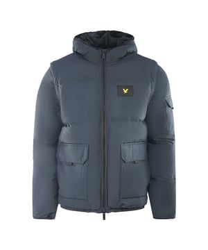 Chaqueta acolchada 2 en 1 Ripstop azul marino de Lyle & Scott. Enfréntate a los elementos con estilo con la chaqueta Lyle & Scott. Este elegante abrigo está diseñado para lucir genial con casi cualquier conjunto. Haz una declaración con una chaqueta que luce genial y te mantiene protegido de los elementos. Abrigo azul marino Lyle & Scott, con capucha, 100% poliéster Forro: 62% algodón, 38% nailon. Cierre Central Con Cremallera, 2 Bolsillos. Corte regular, Se ajusta a la talla real, Insignia de la marca en la parte delantera izquierda del pecho. Estilo: JK1323V Z271