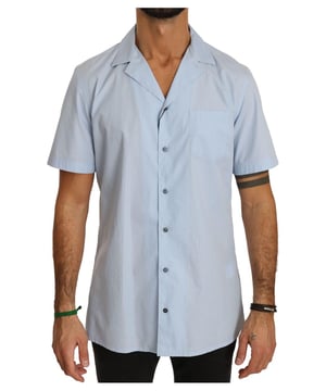 Camisa casual Dolce & Gabbana 100% auténtica  
Diseño con cuello y manga corta  
Corte regular  
Fabricada en 100% algodón  
Hermoso color azul  
Cierre completo de botones en la parte delantera  
Detalles con logo  
Hecha en Italia  
Material: 100% algodón