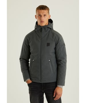 Passform & Material Die Saturn Climate ist ein kurzes und tailliertes Winterjackenmodell. Es handelt sich um eine Jacke mit einer Außenschicht aus Softshell. Diese Schicht sorgt dafür, dass die Jacke wasserabweisend, winddicht und atmungsaktiv ist und Sie warm hält.  Details Diese Winterjacke hat 5 Taschen, darunter zwei Seitentaschen, eine mit Reißverschluss und eine mit Knopfverschluss auf beiden Seiten. Auf der Innenseite befindet sich eine Innentasche mit Reißverschluss. Außerdem hat die Jacke eine verstellbare Kapuze und unverwechselbare CHASIN'-Details.  Eigenschaften Softshell Wasserabweisend Winddicht Atmungsaktiv Warmhalten Verstellbare Kapuze 5 Taschen Kunststoffreißverschluss CHASIN'-Details