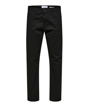 Tauchen Sie ein mit der Herren-Chinohose von Selected Homme. Mit ihrer schlanken Passform und dem schlanken Schnitt an den Oberschenkeln verleiht sie jedem Outfit eine moderne Eleganz. Die Paspeltaschen mit Knopf am Gesäß verleihen der Hose einen Hauch von Raffinesse und Funktionalität. Genießen Sie den ganztägigen Tragekomfort dank der hochwertigen Materialien und der sorgfältigen Verarbeitung. Die seitlichen Eingriffstaschen bieten praktische Aufbewahrungsmöglichkeiten für kleine Gegenstände. Der Reißverschluss und der Knopfverschluss sorgen für einen sicheren Sitz und ein einfaches An- und Ausziehen. Diese Chinohose ist perfekt für Männer, die einen anspruchsvollen Look mit einem Hauch von Lässigkeit suchen. Die Knöchellänge verleiht dem Style einen modernen Touch und ermöglicht es Ihnen, Ihre Lieblingsschuhe zu präsentieren. Die Gürtelschlaufen bieten die Möglichkeit, Ihren persönlichen Stil mit einem Gürtel Ihrer Wahl zu unterstreichen. Von lässigen Wochenendausflügen bis hin zu formellen Anlässen - diese Hose ist vielseitig einsetzbar und passt zu fast jedem Anlass. Erleben Sie den zeitlosen Stil und die Qualität von Selected Homme, die Ihren Look auf ein neues Level heben werden. Gönnen Sie sich den Luxus von Komfort und Stil - mit dieser Chinohose sind Sie immer perfekt gekleidet.