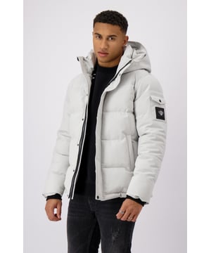 100% polyester Dik materiaal Volledige ritssluiting Afneembare capuchon met knoopsluiting Zijzak met luxe konvooipatch op de linkerarm Twee zakken met ritssluiting aan de voorkant Verstelbare manchetten