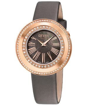 El reloj Gevril Swiss Diamond de la colección Gandria destaca una calidad soñadora sólo conocida por aquellos con un amor por la nostalgia y un ojo para la elegancia. Es una belleza conservada, porque el verdadero estilo nunca pasa de moda.
El pintoresco pueblo de Gandria, con sus vistas al lago y montañas circundantes, es mejor conocido por su evocación de tiempos pasados, y esta revelación absoluta de un reloj captura esa esencia como ningún otro. En un brillante tributo a su nombre, Gandria presenta una caja redonda de acero inoxidable de 36 mm en un cálido color bronce que resalta espléndidamente una selección de adornos de cuentas o diamantes. Con medio quilate de 40 diamantes en la caja interna o casi un quilate de 108 diamantes en la caja externa, cada diseño forma dos cautivadores círculos concéntricos alrededor de una serena y elegante esfera de madreperla con índices romanos.
Inaccesible en automóvil, Gandria está intacta e inalterada por el tiempo, y el movimiento de cuarzo suizo de Gevril demuestra que la historia tan bien construida no necesita manipulaciones. Completado con una correa de satén lustroso, hebilla de lengüeta y corona oculta de empuje/tirón, este encantador reloj tiene la sutil capacidad de cautivar por completo cualquier habitación.
Esta colección existe en un mundo donde el lujo moderno intenta ser ruidoso y atrevido, pero Gandria destaca por ser suavemente y auténticamente regia. Un homenaje a la verdadera y original belleza, el Gandria de Gevril es un clásico impresionante para todas las edades.
Reloj Gevril 12252 para mujer con movimiento de cuarzo suizo y diamantes de la colección Gandria. Caja de 36 mm redonda de acero IPRG con diamantes, esfera de madreperla gris oscuro, 108 diamantes en la caja exterior, 0.84 quilates en total, claridad VS, color FG. Corona oculta de empuje/tirón, números romanos. Correa de satén auténtico gris oscuro con hebilla de lengüeta. Cristal de zafiro antirreflectante. Resistencia al agua de 5 ATM (50 metros o 165 pies). Movimiento de cuarzo suizo Ronda 762.