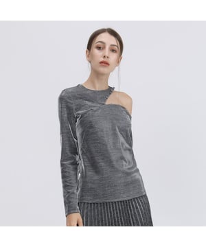 Dieses Oberteil ist ein ideales Accessoire für den Abend und hat einen untypischen Schnitt mit einem Aufknöpfeffekt an der linken Schulter. Es ist aus einem Moiré-Jersey-Stoff gefertigt und hat einen weichen Jersey. Eine raffinierte und verführerische Linie. Kombinieren Sie es mit einer schwarzen Zigarettenhose oder unserem Faltenrock aus demselben Material für einen "Total Look".

Einzelheiten zum Produkt:
Gerade Form
Runder Kragen
Unsichtbarer Reißverschluss auf der linken Seite
Länge: 63 cm
Lange Ärmel
