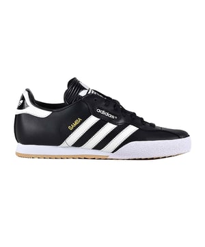Deze iconische voetbaltrainer heeft een stevigere bovenkant van zacht en comfortabel volnerfleer. Deze Samba Super Trainers beschikken over het klassieke logo van het merk, een gevormde synthetische tong, een grote rubberen teenbescherming en een rubberen buitenzool.  
Adidas Sambas hebben een reguliere pasvorm, maar sommige mensen vinden ze iets te smal. Als je bredere voeten hebt, neem dan een halve maat groter voor wat meer ruimte.