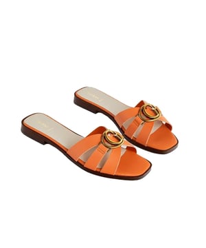 Guess Symo Damenclogs Orange aus Leder. Authentisches Schuhwerk der Marke Guess - Streetwear/Sportswear-Design von Guess - Guess für modebewusste Frauen, perfekt für den Alltag - Die orangefarbene Guess-Clog passt hervorragend zu Ihrer Garderobe - Bequemes Obermaterial aus Leder - Klassische Schnalle - Symo - Synthetik