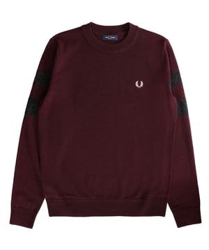 Fred Perry rode trui, 55% wol, 45% katoen, elastische taille en mouwuiteinden, ronde hals, logo op de borst. Ossenbloed trui, sweatshirt met dubbele getipte mouwen
