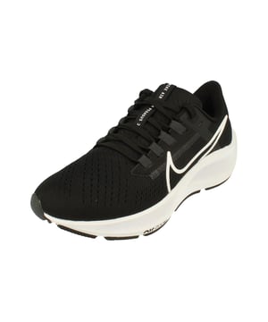 Parte superior de tela y otros materiales, forro de tela y suela de otros materiales, ropa deportiva negra Nike, parte superior con paneles de malla para mayor transpirabilidad, cierre de cordones, insignia de la marca en el costado y la parte delantera del zapato