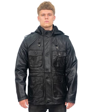 Dit is een eigentijdse variant op de trenchcoatstijl, die tijdens de Eerste Wereldoorlog populair werd onder soldaten vanwege de duurzame en beschermende eigenschappen. Deze jas heeft een hoge trechterhals om de wind buiten te houden en een afneembare capuchon voor extra bescherming en stijl. Aan de voorkant van de jas zijn vier grote klepzakken aangebracht voor een overvloed aan opbergmogelijkheden, die worden uitgebreid met twee extra compartimenten in de jasvoering. Epauletten zijn ook te zien op de schouders, wat nog een knipoog is naar de erfenis van deze jas als prominente militaire stijl. • 100% eersteklas ultrazacht nappaleer • Vier externe klepzakken • Hoge kraag met trechterhals en afneembare capuchon • Uitgevoerd in zwart en hout kleurvariant