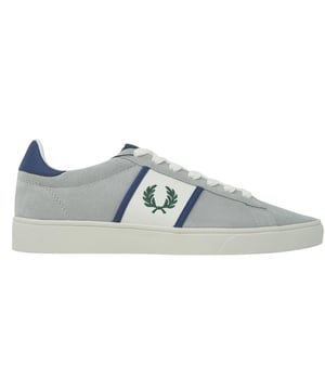 Fred Perry Spencer Suede Tipping Zapatillas de deporte grises para hombre. Fred Perry Spencer Suede Tipping Zapatillas de deporte grises para hombre. Estilo: B9156 681. Logotipo de la marca en la lengua. Zapatillas con cierre de encaje. Insignia de la marca en el lateral del zapato.