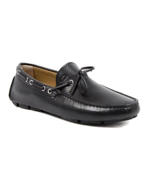 Hecho a mano en Italia  
Fabricado con 100% cuero  
Cuenta con una suela de goma  
Diseño de mocasín clásico y atemporal  
Adición versátil a cualquier guardarropa  
Perfecto para paseos de fin de semana o para conducir  
100% CUERO  