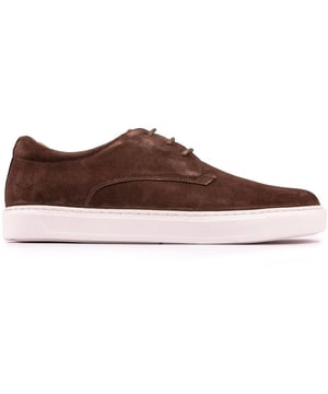 Un entrenador cómodo con un diseño limpio y un ajuste más amplio. Las zapatillas Shanklin Steptronic en marrón tienen un upper de ante de alta calidad, suela de goma y forros de piel de oveja súper suaves, con una plantilla acolchada y perforada para una comodidad de amortiguación. El zapato de estilo court, versátil y desenfadado, aporta un toque de estilo inteligente a este básico diario para hombres.