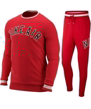 Nike Air Fleece-Trainingsanzug-Set, bestehend aus Sweatshirt mit Rundhalsausschnitt und Jogginghose.
Nike Sweatshirt mit Rundhalsausschnitt.
Gerippter Halsausschnitt und Bündchen.
Detaillierte blaue Abschlüsse an den Ärmelbündchen.
Großes Nike-Logo mit Gummidruck auf der Brust.
Weiches Material.

Nike Air Jogger.
Elastisches Taillenband.
Kordelzug auf der Vorderseite.
Gerippte untere Beinabschlüsse für bequemen Sitz.